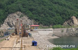 Грейферный экскаватор SANY работает на водохранилище в Китае
