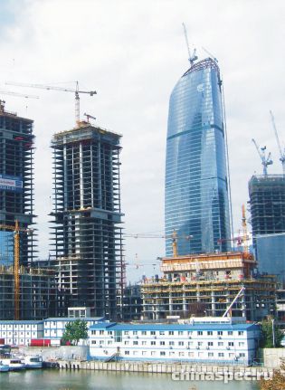 Строительство в Москве, работает бетонораздаточная стрела и бетононасосы SANY