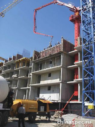 Бетонораспределительная стрела и стационарный бетононасос SANY работают на строительстве монолитного здания в России