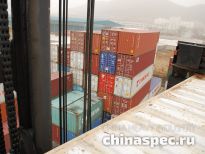 Погрузчик порожних контейнеров (фото DMU Logistics)