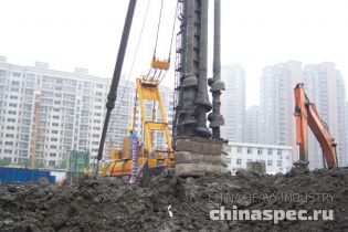 Сваебойная установка SANY SF808 на строительстве дороги Хунцяо в Шанхае
